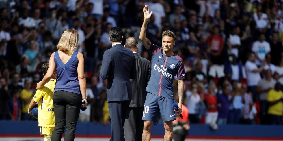 Neymar présenté au Parc des Princes: "Paris est magique!"