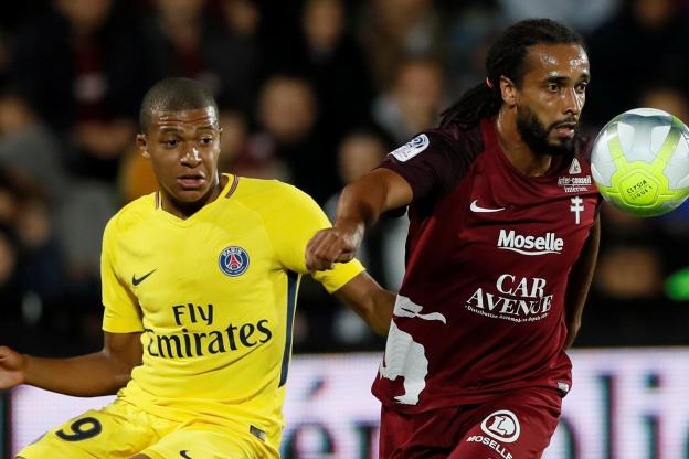 Assou Ekotto, exclu pour une faute sur Mbappé plombe Metz face au PSG 