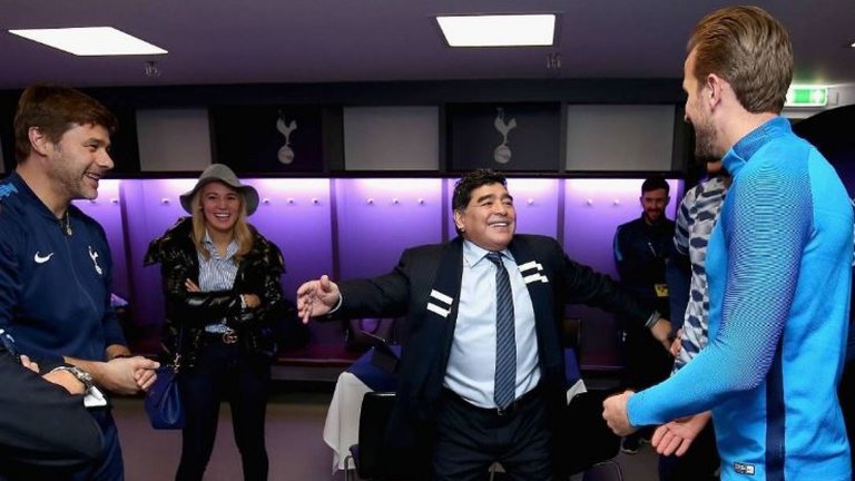 Best FIFA Awards : Maradona rencontre Harry Kane  et  lui donne un conseil !