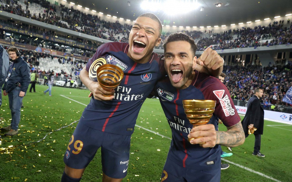 Grâce au PSG, Alvès devient le joueur le plus titré Grâce au PSG, Alvès devient le joueur le plus titré