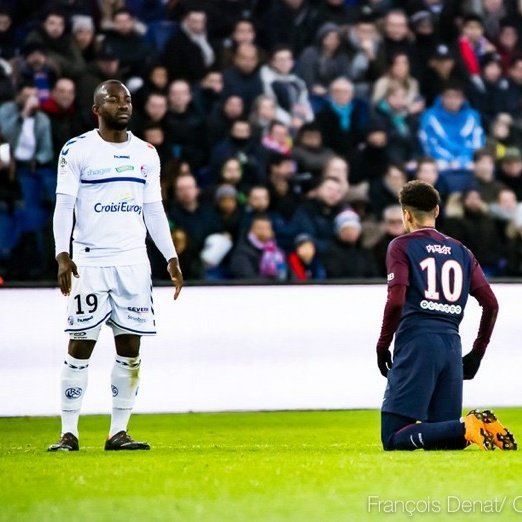 Neymar se prosterne devant Bahoken Neymar se prosterne devant Bahoken