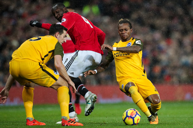 Lukaku, blanchit après son coup de pied à Gaétan Bong Lukaku, blanchit après son coup de pied à Gaétan Bong