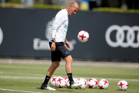 Un club propose un contrat de joueur à Zidane Un club propose un contrat de joueur à Zidane