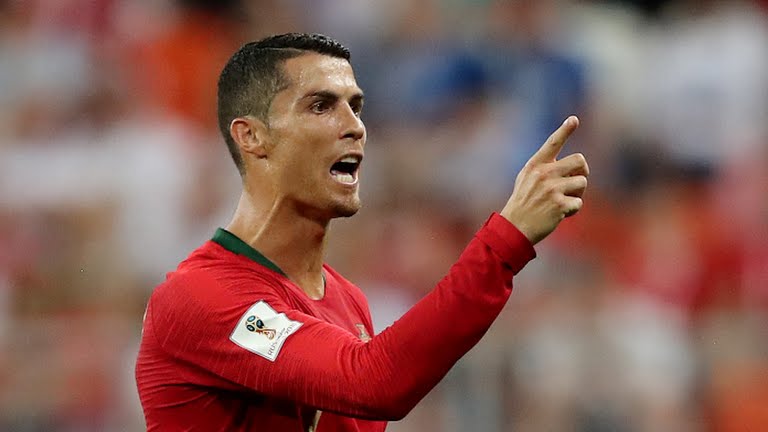 Le sélectionneur iranien scandalisé par l'arbitrage : "Un coup de coude, c’est rouge. Même pour Ronaldo" Le sélectionneur iranien scandalisé par l'arbitrage : "Un coup de coude, c’est rouge. Même pour Ronaldo"
