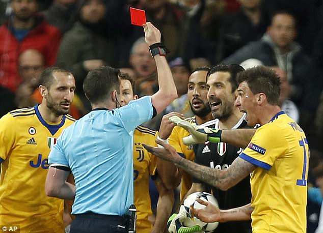 L’arbitre M. Oliver menacé à cause du pénalty accordé au Real Madrid L’arbitre M. Oliver menacé à cause du pénalty accordé au Real Madrid
