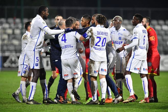 Un joueur licencié pour avoir bagarré en plein match avec ses coéquipiers Un joueur licencié pour avoir bagarré en plein match avec ses coéquipiers