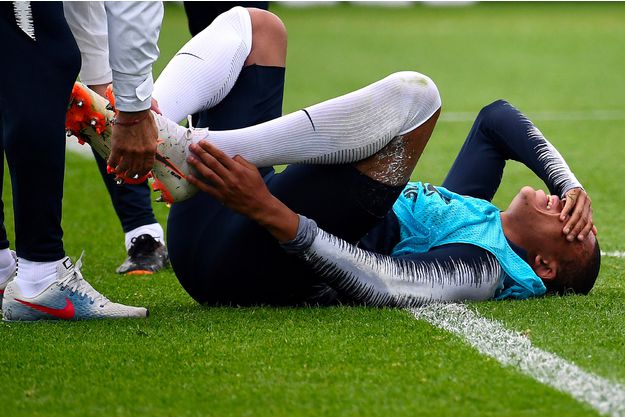 Pas de problème pour Mbappé malgré un choc avec Rami Pas de problème pour Mbappé malgré un choc avec Rami