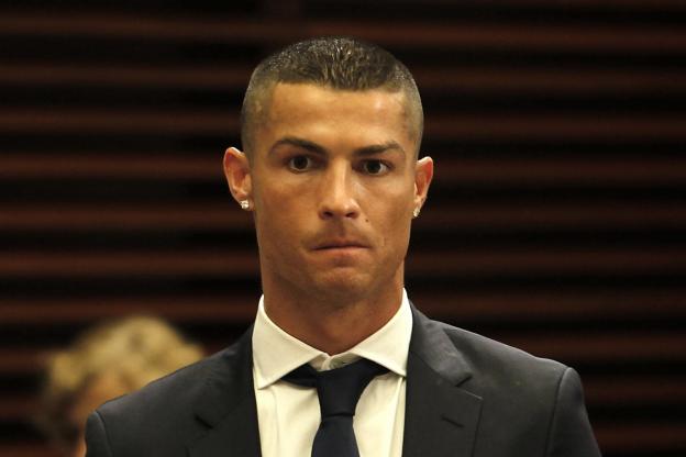 Cristiano Ronaldo hué après son audition devant la justice par certains journalistes 