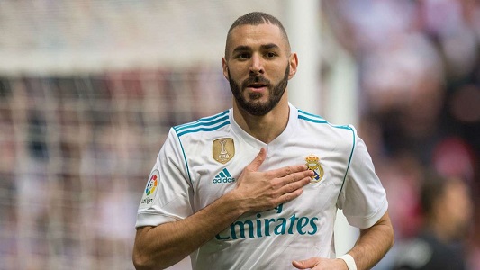 Ligue des champions de l'UEFA: le but gag de Benzema contre liverpool ,lui permet de rejoindre van Nistelrooy ! Ligue des champions de l'UEFA: le but gag de Benzema contre liverpool ,lui permet de rejoindre van Nistelrooy !