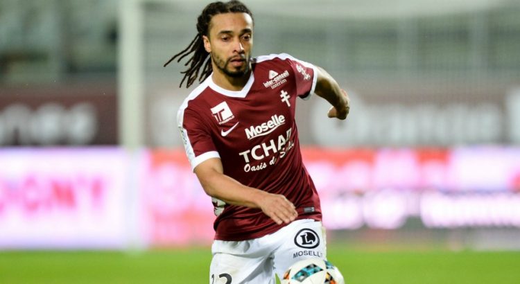 Assou Ekotto, dépassé par les attaquants lyonnais Assou Ekotto, dépassé par les attaquants lyonnais