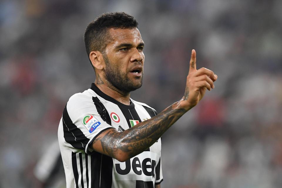 Daniel Alves dément influencer la décision de Neymar Daniel Alves dément influencer la décision de Neymar