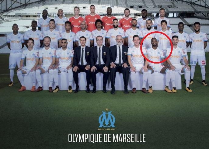 Limogé, Evra figure quand même sur la photo officielle de Marseille