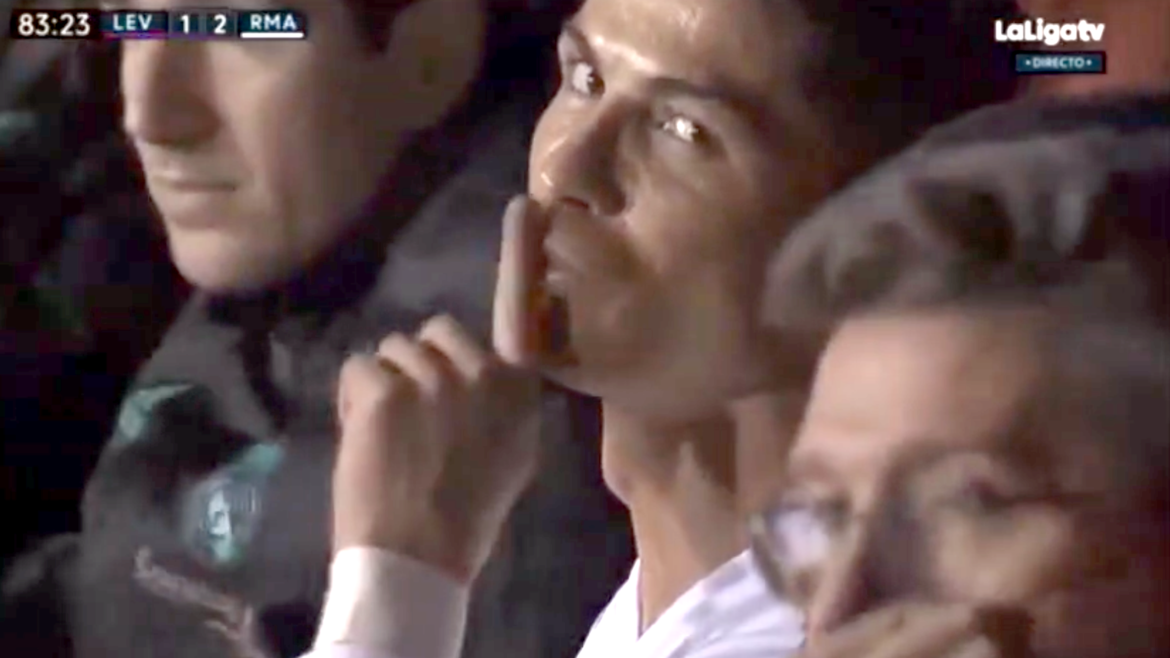 Quand Ronaldo refuse d’être filmé par un cameraman Quand Ronaldo refuse d’être filmé par un cameraman