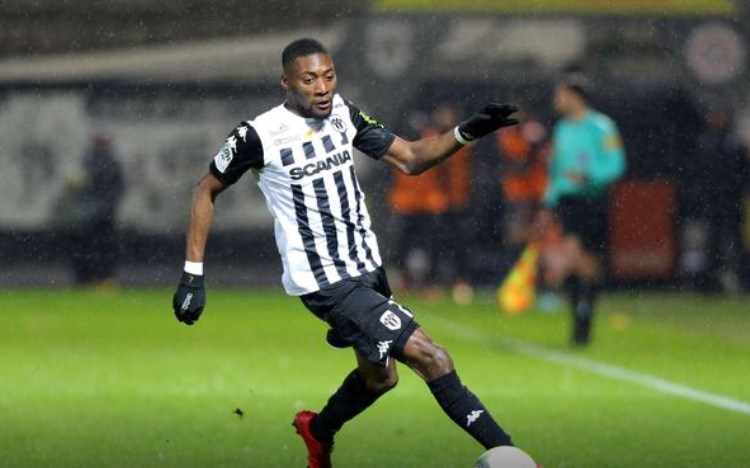 Top 5 des Camerounais les mieux payés de Ligue 1 Top 5 des Camerounais les mieux payés de Ligue 1