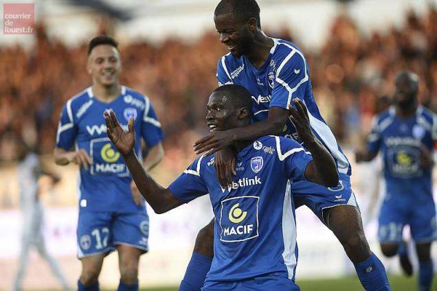 Dona Ndoh et Lamkel Ze assurent le maintien de Niort en Ligue 2 Dona Ndoh et Lamkel Ze assurent le maintien de Niort en Ligue 2