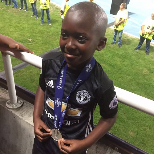 Une histoire touchante sur la façon dont Mourinho a offert la médaille à un petit fan de Manchester United Une histoire touchante sur la façon dont Mourinho a offert la médaille à un petit fan de Manchester United