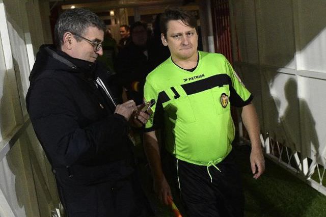 Un spectateur arbitre un match de coupe de Belgique Un spectateur arbitre un match de coupe de Belgique