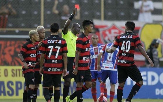 Au Brésil, le match entre Vitoria et Bahia arrêté après dix cartons rouges