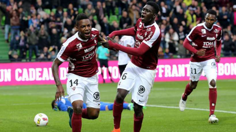 Mandjeck et Metz sourient Mandjeck et Metz sourient