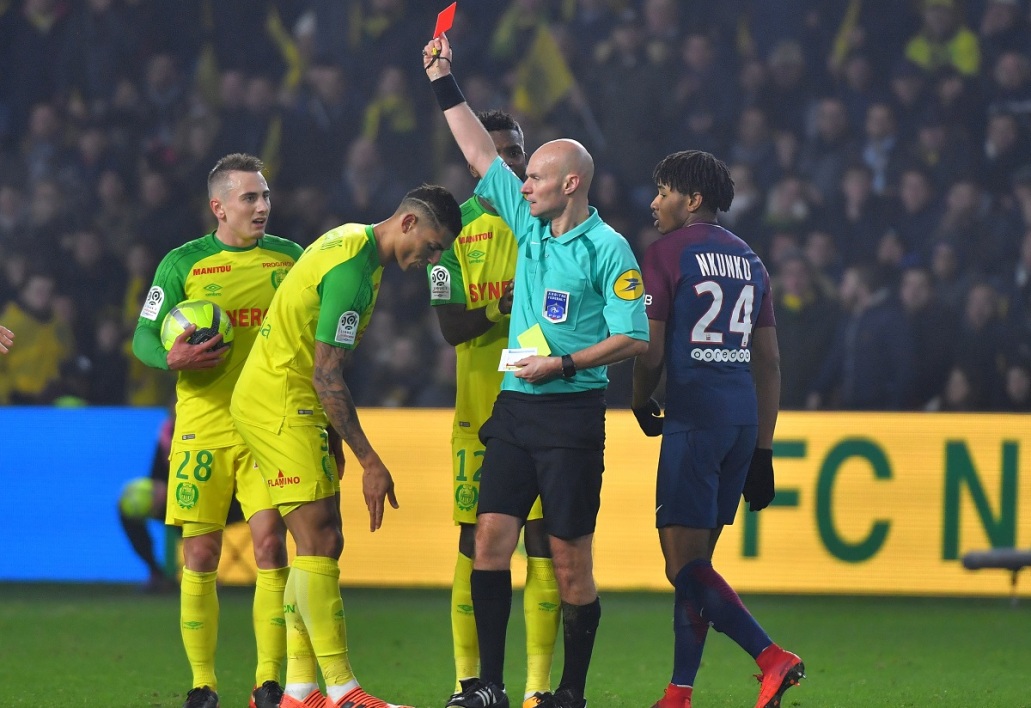 L’arbitre tacleur lourdement sanctionné