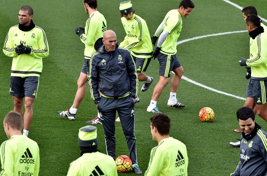 Ça chauffe entre Zidane et les jeunes du Real Madrid Ça chauffe entre Zidane et les jeunes du Real Madrid
