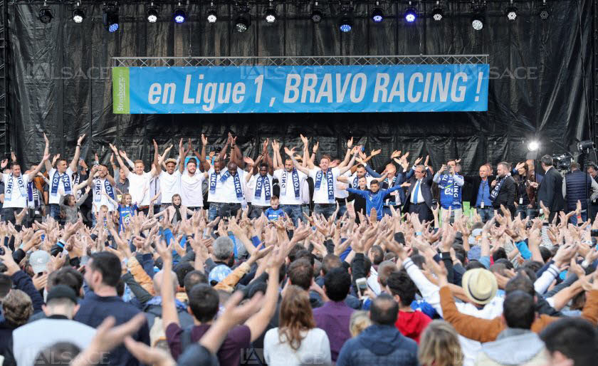 Bahoken et les Strasbourgeois célébrés après la montée en Ligue 1