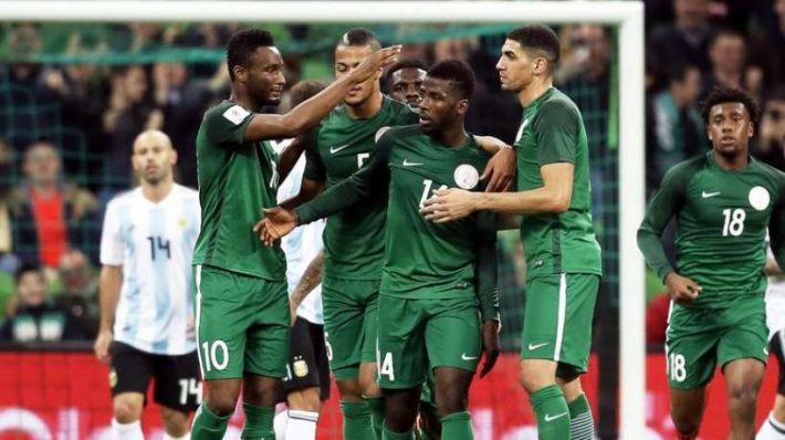 Les Nigérians chargent l’arbitre Les Nigérians chargent l’arbitre