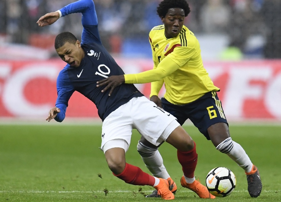 Un consultant tape sur les doigts de Mbappé Un consultant tape sur les doigts de Mbappé