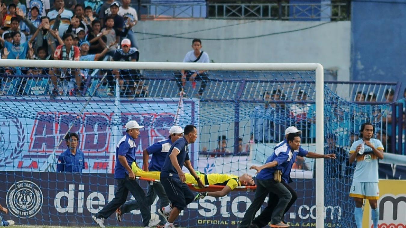 Un gardien décède après un choc en plein match en Indonésie 
