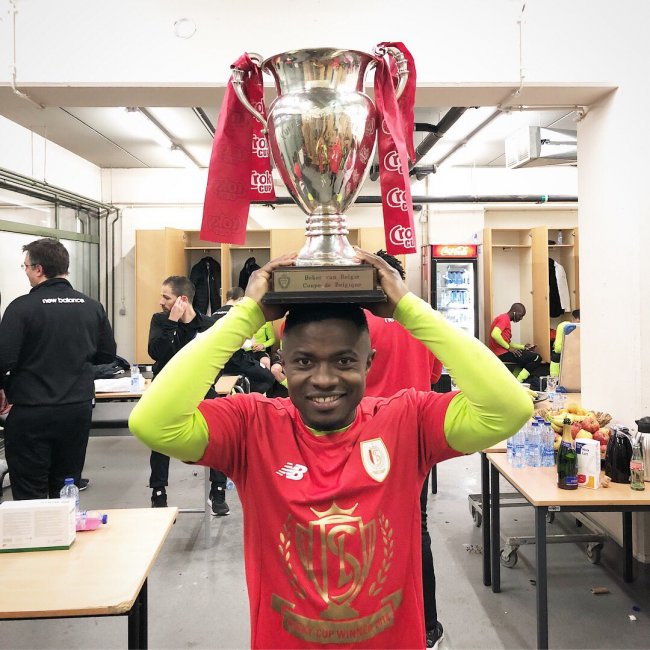 Collins soulève la coupe de Belgique Collins soulève la coupe de Belgique