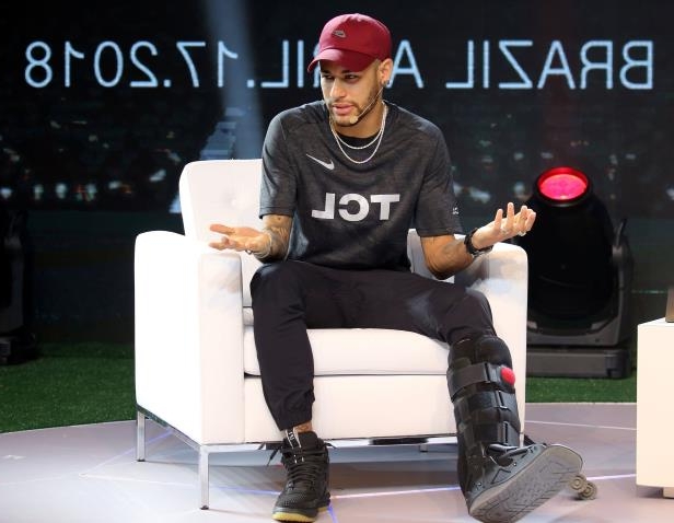 Neymar rejoue au ballon en béquilles Neymar rejoue au ballon en béquilles