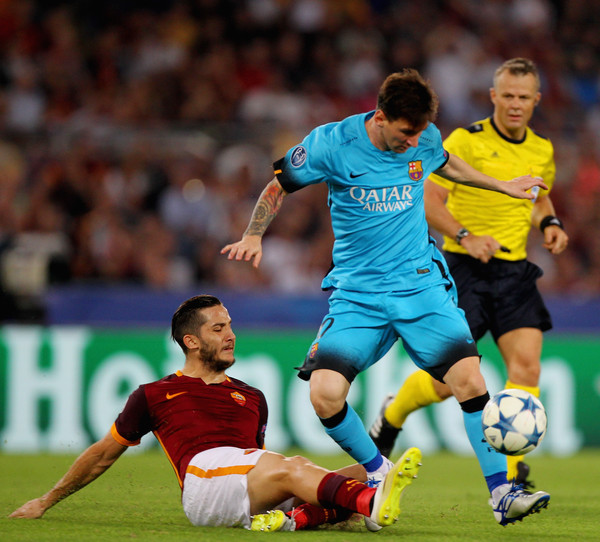 Ce joueur de la Roma s’incline devant Messi avant le match 