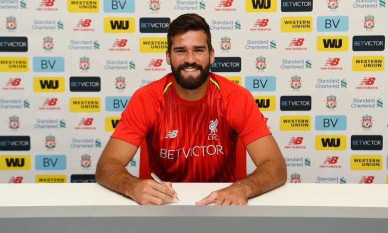 OFFICIEL : Il rejoint Liverpool et devient le gardien le plus cher ! OFFICIEL : Il rejoint Liverpool et devient le gardien le plus cher !
