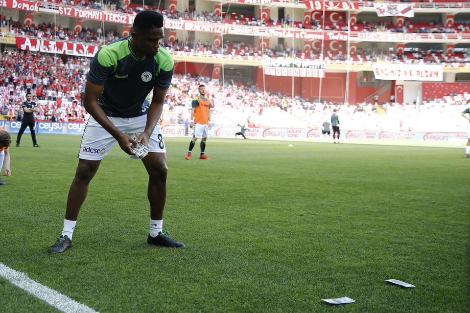 Furieux contre Eto’o, les supporters d’Antalyaspor lui jettent des faux billets Furieux contre Eto’o, les supporters d’Antalyaspor lui jettent des faux billets